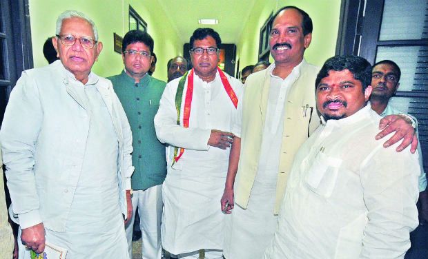 congress,mlc elections,camp,janareddy  కాంగ్రెస్‌కు చెమటలు పడుతున్నాయ్‌..!!